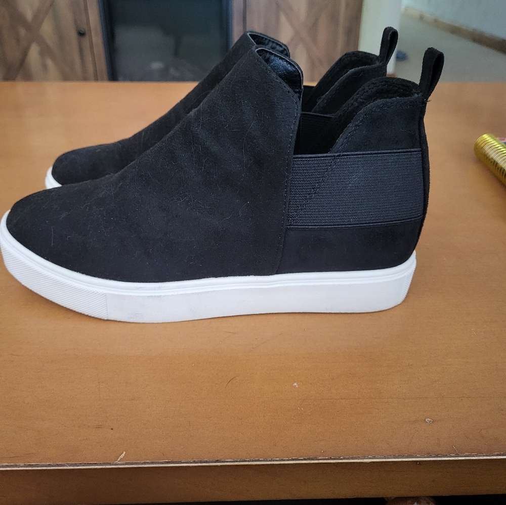 Black wedge sneaker